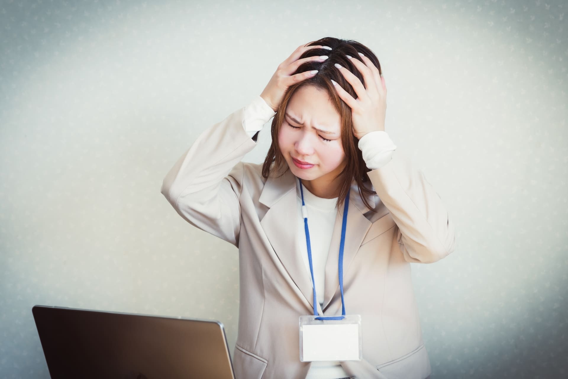 経理が引継ぎなしで突然退職したら？リスクと対処法を解説